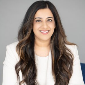 Dr Sara is smiling on the stoodio background