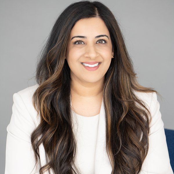 Dr Sara is smiling on the stoodio background